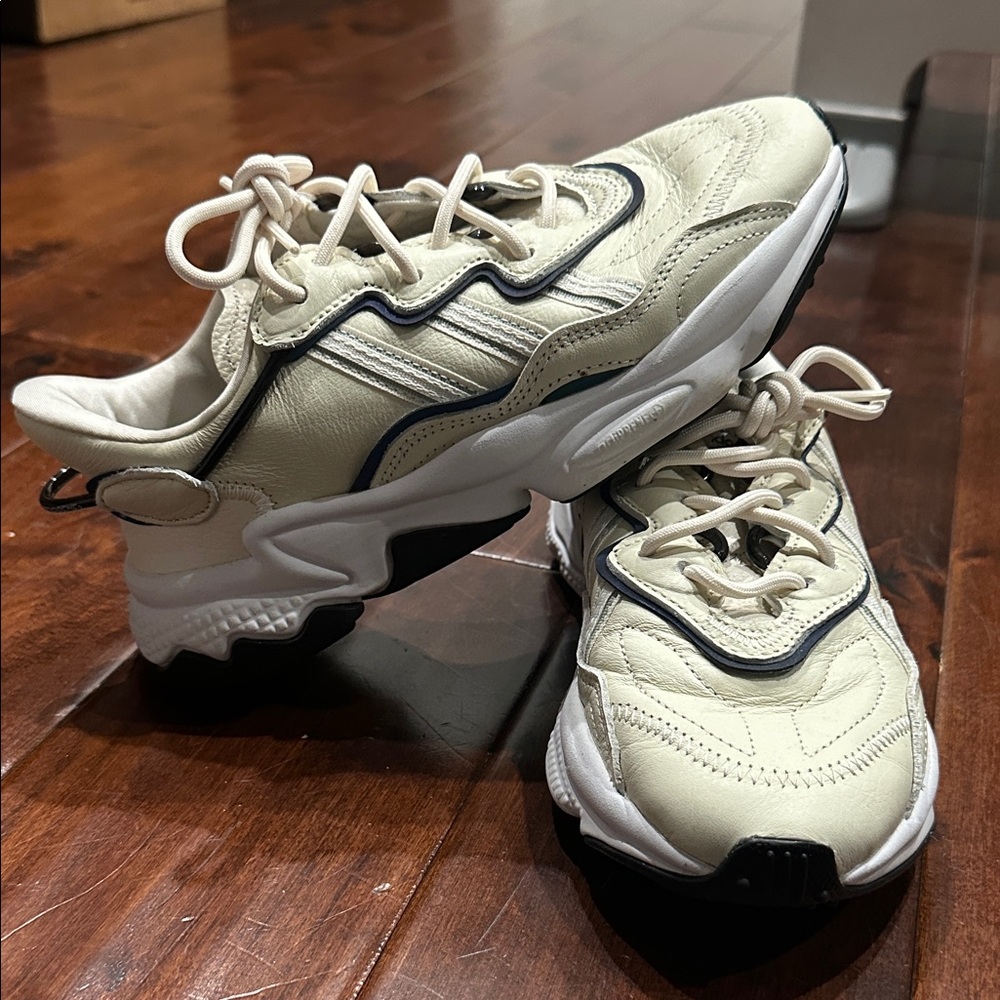 EUC Women’s Adidas Ozweego Sneakers